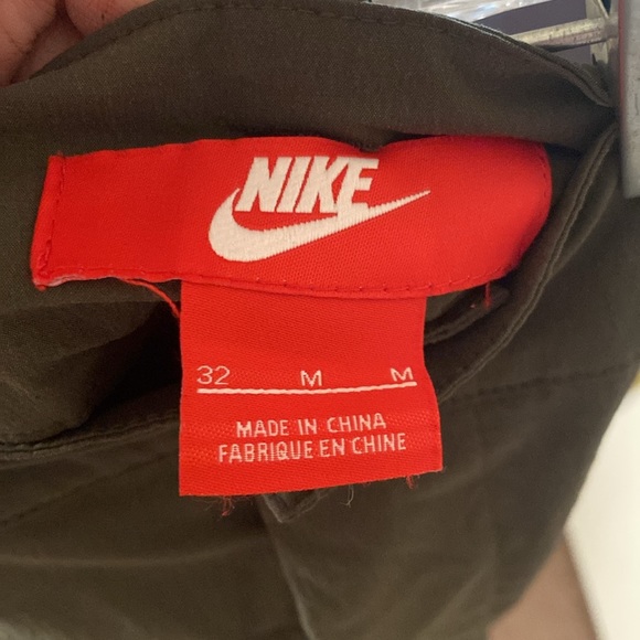 Nike menswear multi functional short pants. Lightweight, khaki and cool wear. - Picture 8 of 12